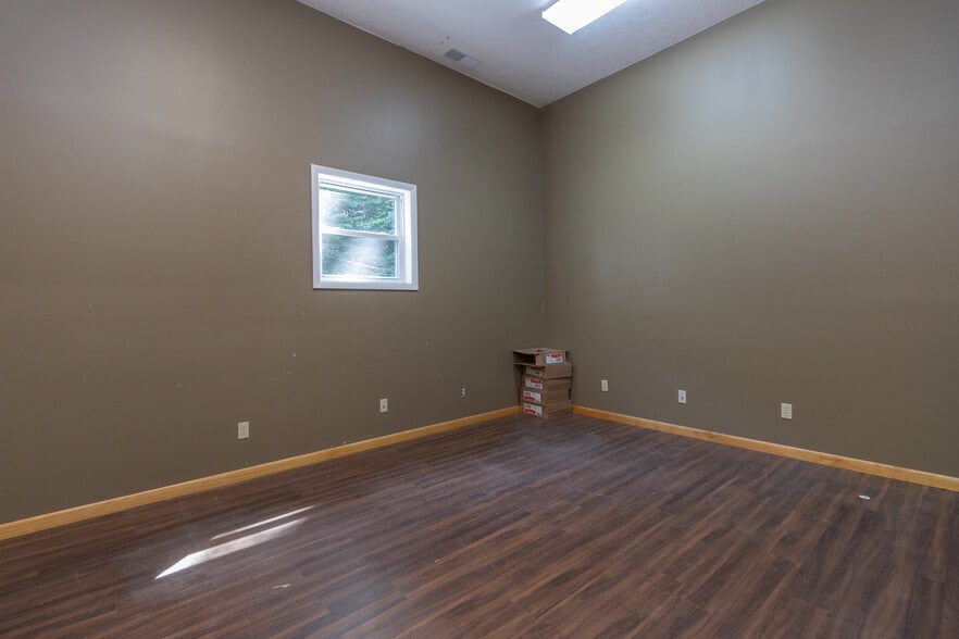 More Photos Of 90 Stonecoal Rd, Horner Freestanding For Lease