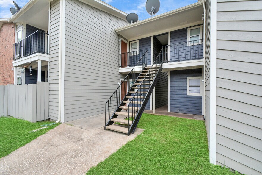 More Photos Of 214 Longstreet Rd, Willis Apartments For Sale