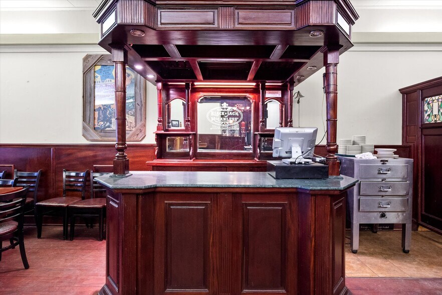 More Photos Of 107 S Beaton St, Corsicana Storefront For Sale