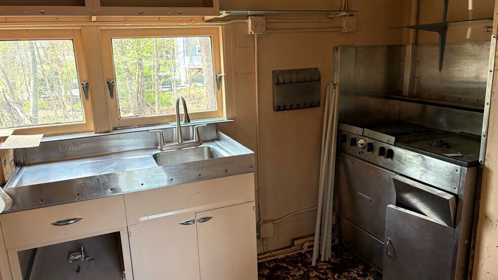 More Photos Of 211 Greenwood Ave, Midland Park Freestanding For Lease