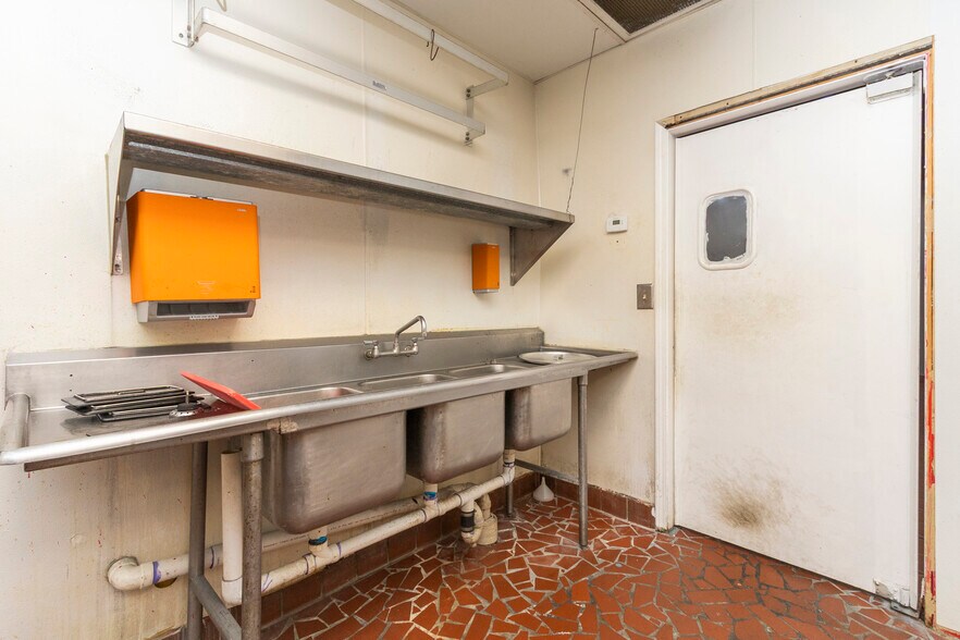 More Photos Of 1704-1710 W Main St, Central Restaurant For Lease