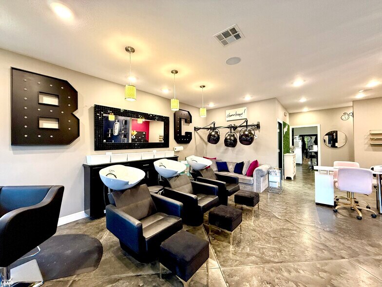 More Photos Of 1915 S Santa Fe Ave, Chanute Office For Sale