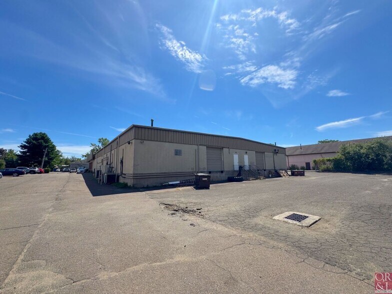 More Photos Of 10 Capital Dr, Wallingford Manufacturing For Lease