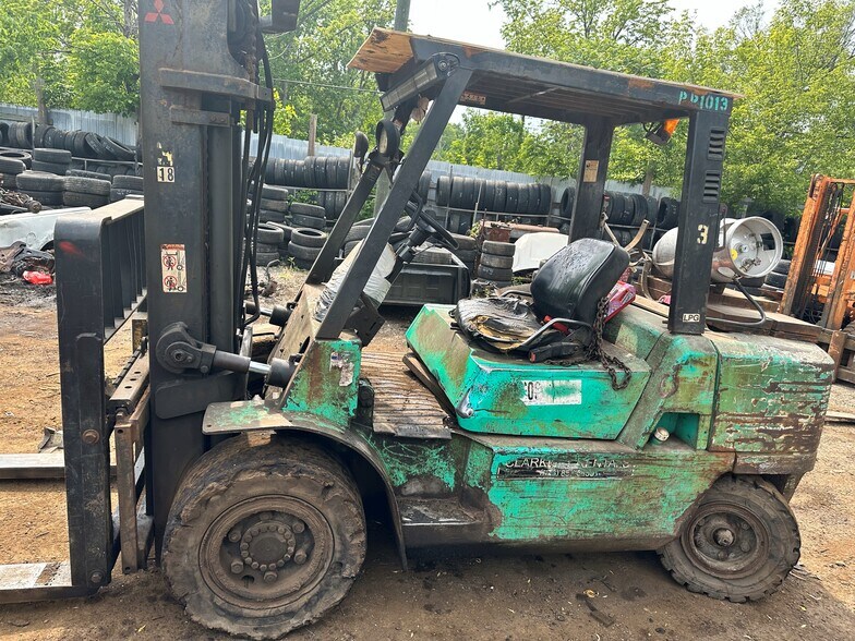 More Photos Of 3127 S Wagner Rd, Ann Arbor Auto Salvage Facility For Sale