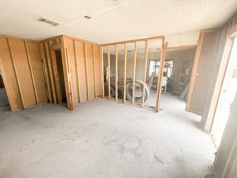 More Photos Of 618 NE 11th st, Big Spring Distribution For Sale