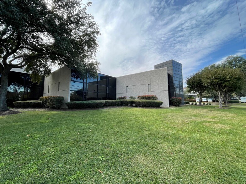 More Photos Of 7055 Old Katy Rd, Houston Showroom For Lease