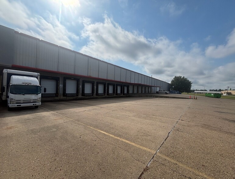 More Photos Of 9151 Youree Dr, Shreveport Distribution For Lease