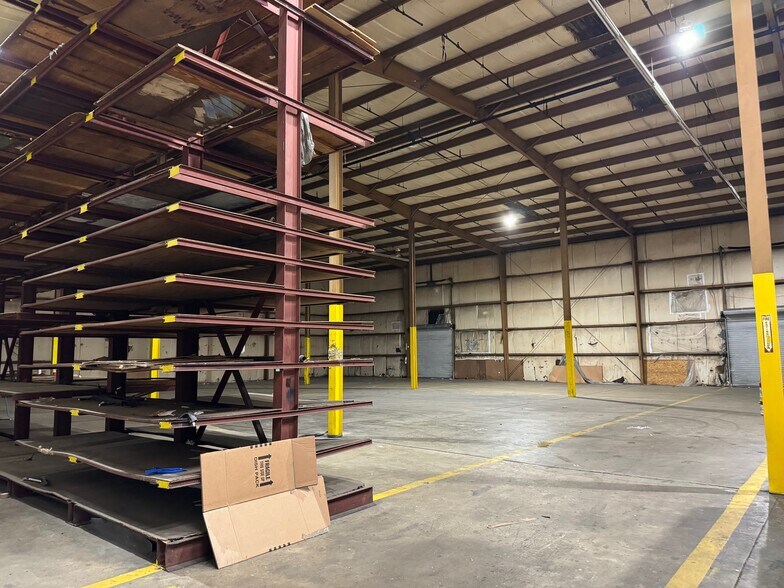 More Photos Of 126 Booker St, Warner Robins Warehouse For Sale