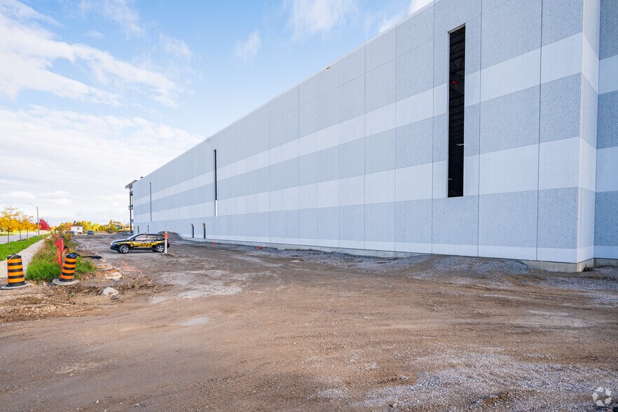 More Photos Of 350 Zenway Blvd, Vaughan Industrial For Lease