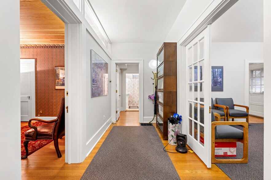 More Photos Of 520 E Maxwell St, Lexington Office For Sale