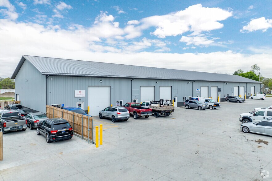 More Photos Of 4475 NE 3rd St, Des Moines Flex For Lease