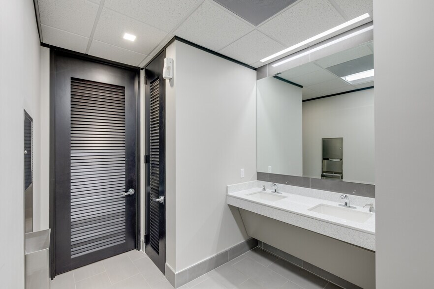 More Photos Of 601 Sawyer St, Houston Office For Sale