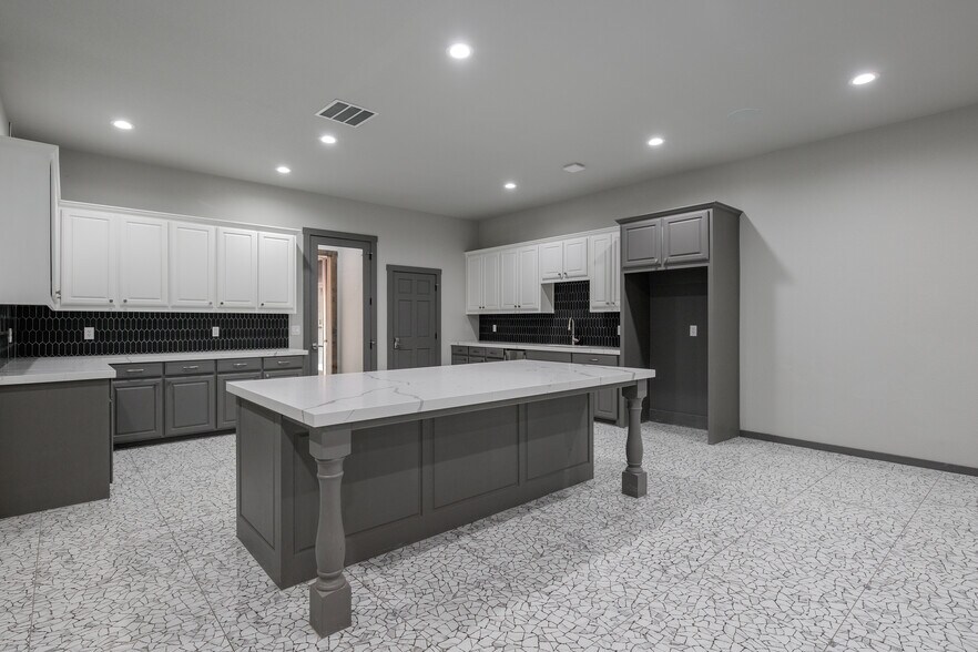 More Photos Of 5124 Sharp St, Dallas Warehouse For Sale