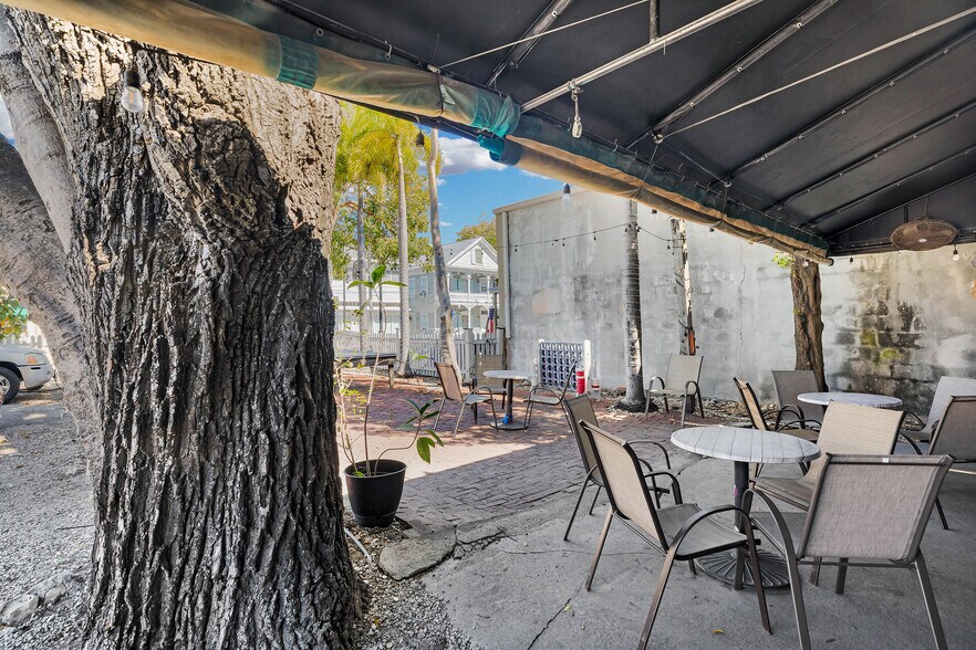 More Photos Of 1000-1006 Truman Ave, Key West Bar For Sale