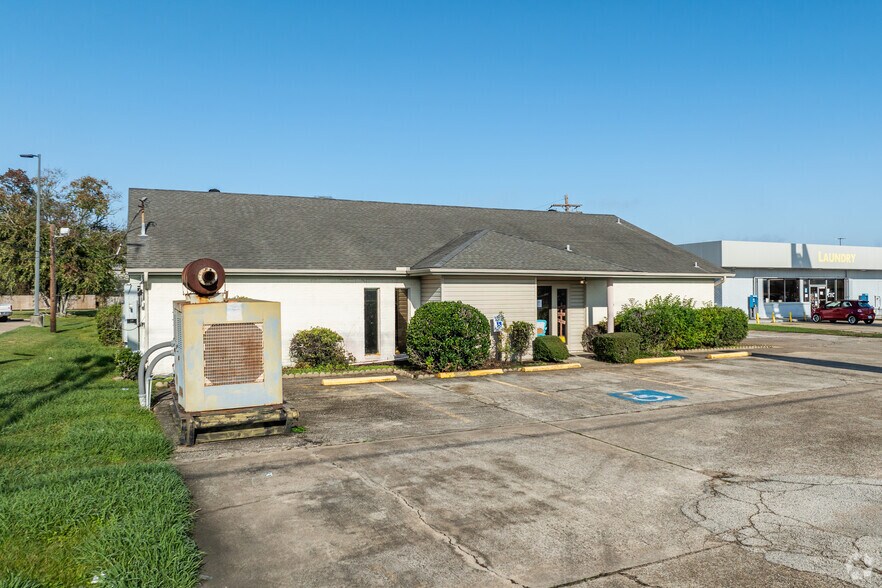 More Photos Of 2100 Highway 365, Nederland Medical For Sale