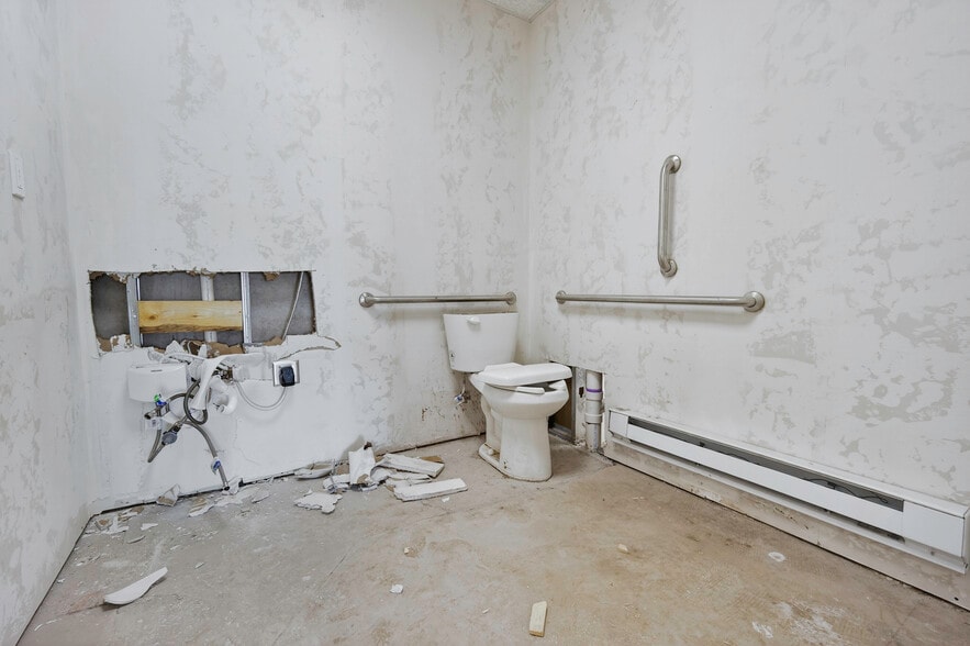 More Photos Of 4403-4411 SW 3rd St, Oklahoma City Showroom For Lease