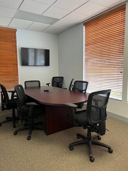 More Photos Of 1551 SE Piperberry Way, Port Orchard Storefront Retail Office For Lease