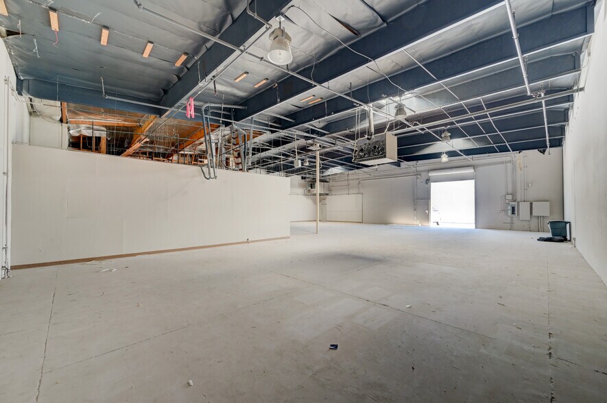 More Photos Of 1997 Whitney Mesa Dr, Henderson Warehouse For Lease