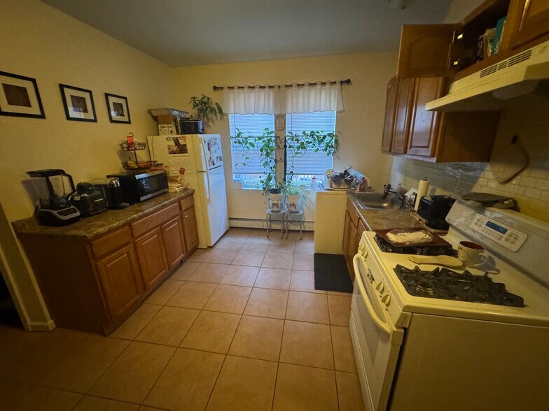 More Photos Of 204-206 Magnolia St, Hartford Apartments For Sale