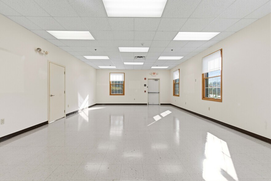More Photos Of 86 Coraopolis Rd, Coraopolis Daycare Center For Lease