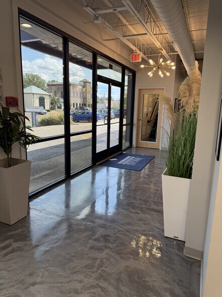 More Photos Of 767 E Brookhaven Cir E, Memphis Medical For Lease