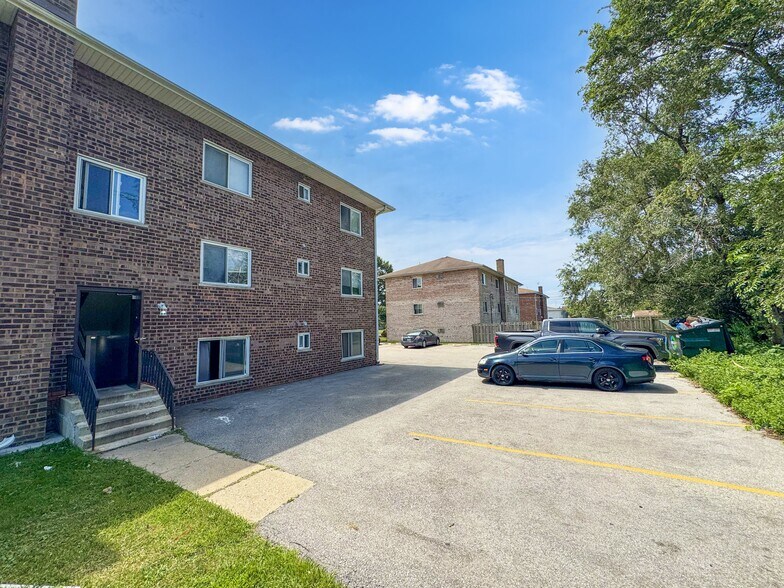 More Photos Of 1150 Surrey Dr, Glen Ellyn Apartments For Sale
