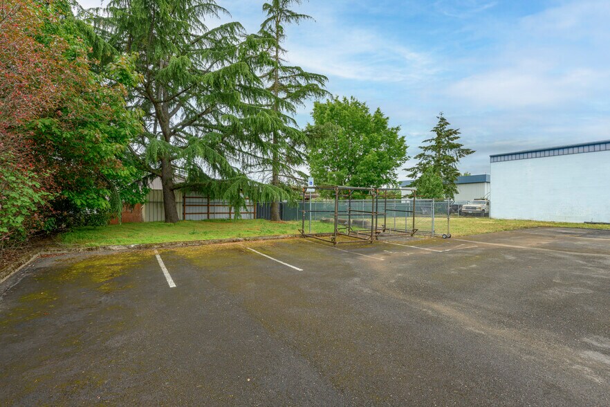 More Photos Of 2710 E Hancock St, Newberg Light Distribution For Lease