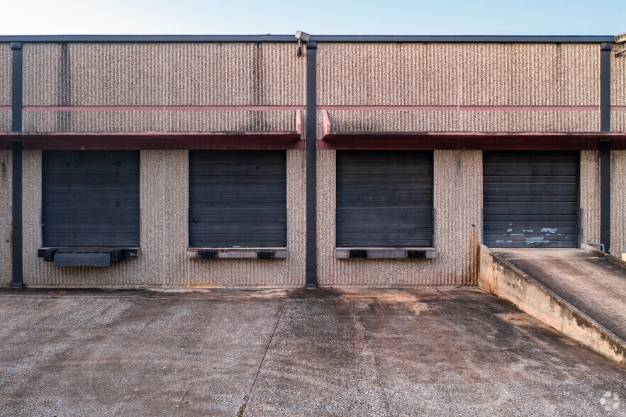 More Photos Of 302-350 W 38th St, Houston Warehouse For Lease