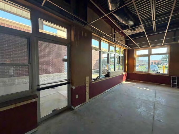 More Photos Of 1061 N Center Point Rd, Hiawatha Restaurant For Lease