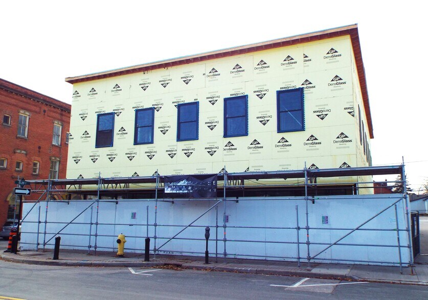 More Photos Of 124 Brock St N, Whitby Freestanding For Lease