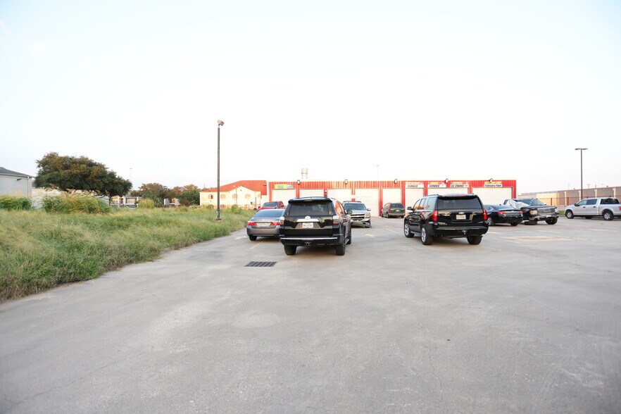 More Photos Of 101 Wells Fargo Dr, Houston Auto Repair For Sale