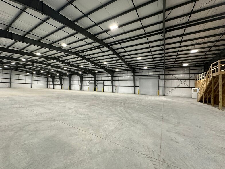 More Photos Of 138 Strathmore Rd, Summerville Distribution For Lease