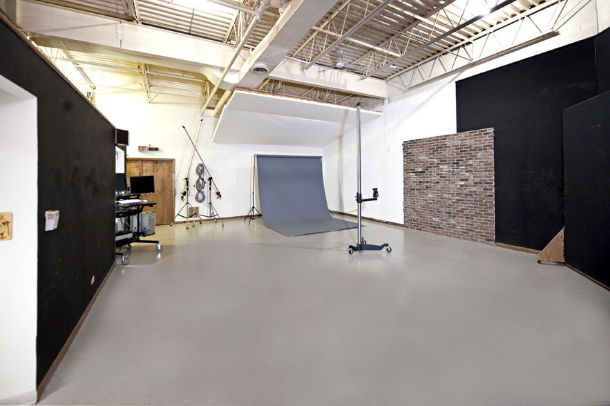 More Photos Of 3885 Industrial Ave, Rolling Meadows Warehouse For Lease