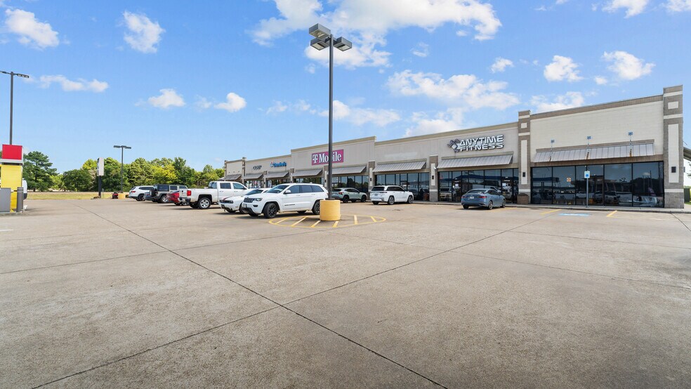 More Photos Of 910 James Bowie Dr, New Boston General Retail For Lease
