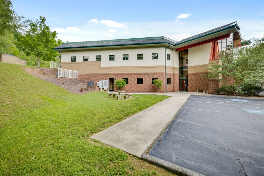 More Photos Of 2025 Meadowview Pky, Kingsport Medical For Lease