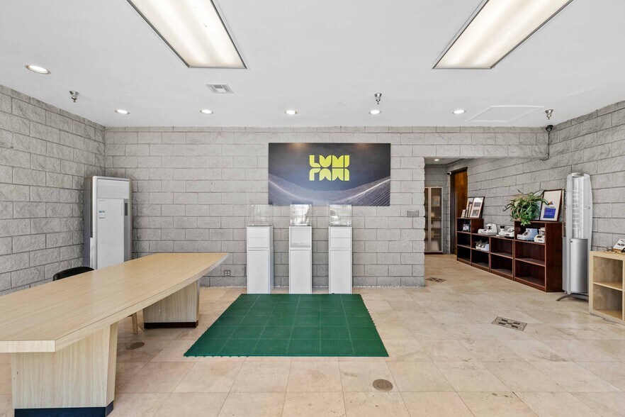 More Photos Of 9036 Winnetka Ave, Northridge Loft Creative Space For Lease