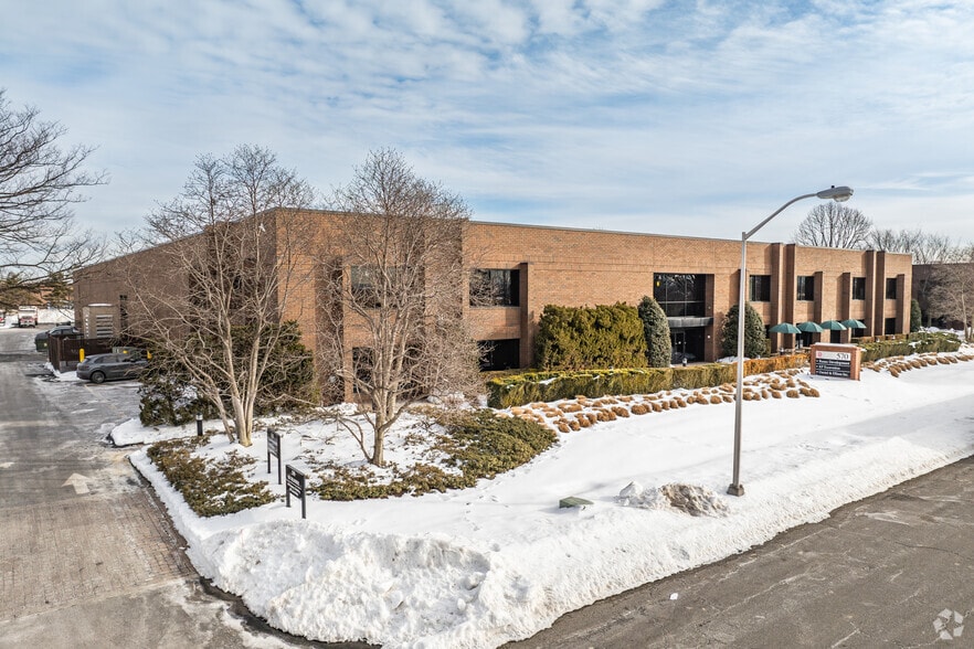 More Photos Of 570 Commerce Blvd, Carlstadt Warehouse For Lease