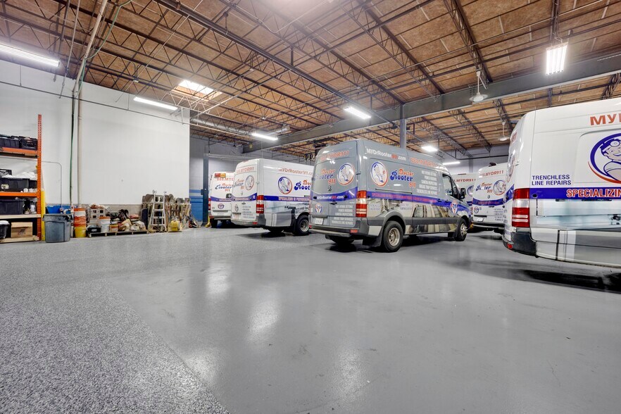 More Photos Of 764-768 Thomas Dr, Bensenville Manufacturing For Lease