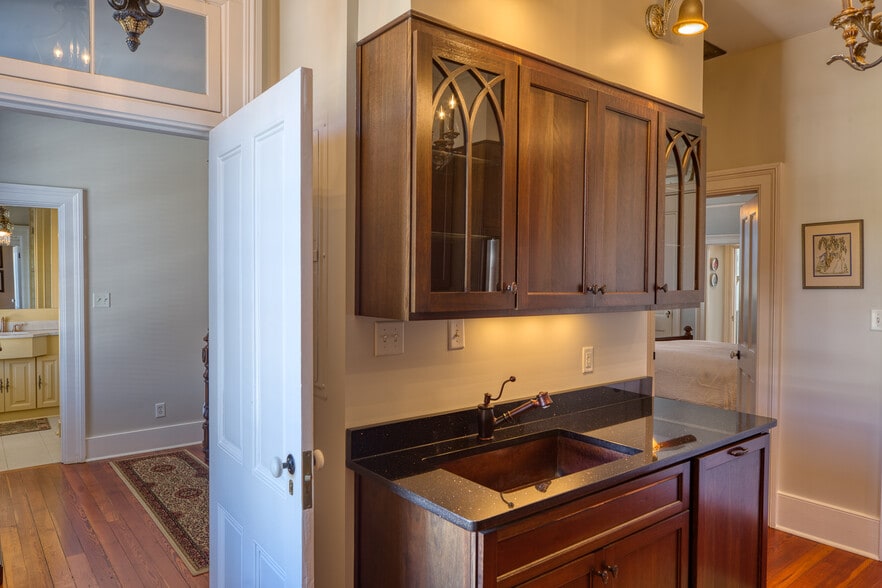More Photos Of 14 E Taylor St, Savannah Specialty For Sale