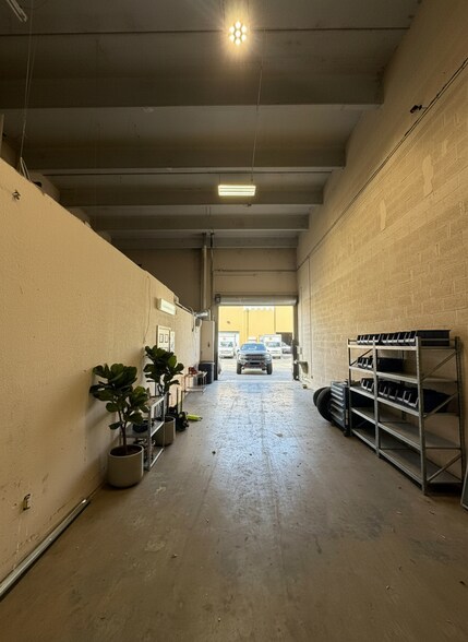 Primary Photo Of 3815 NW 125th St, Opa Locka Showroom For Lease