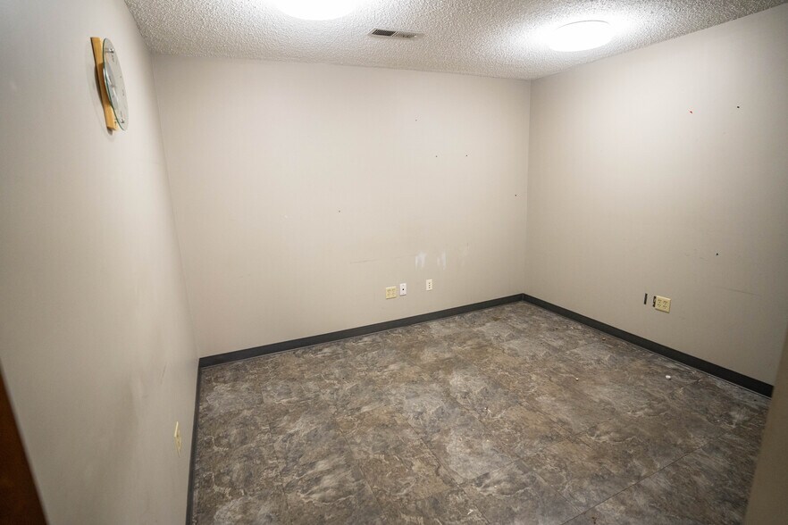 More Photos Of 147 E Lexington Ave, Independence Storefront Retail Office For Sale