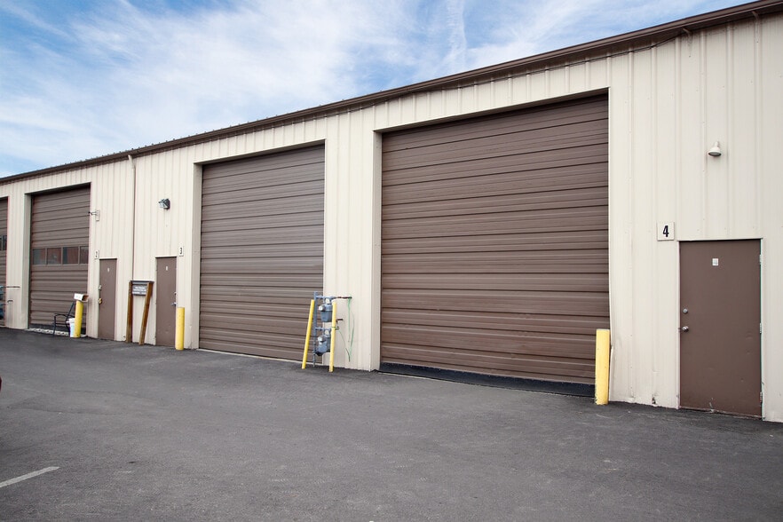 More Photos Of 1560 NE 1st St, Bend Warehouse For Sale