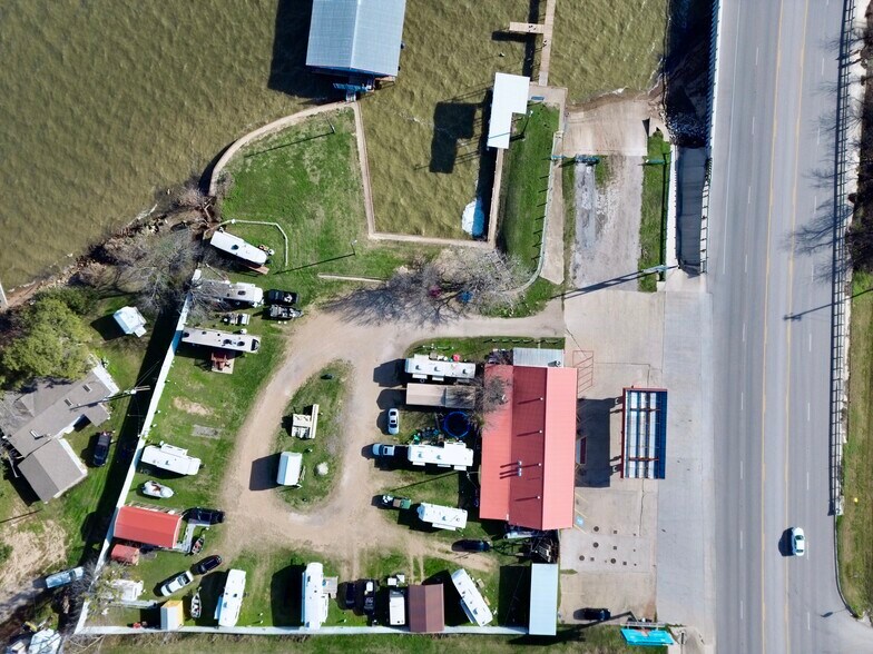 More Photos Of 1106 E Cedar Creek Pky, Seven Points Service Station For Sale