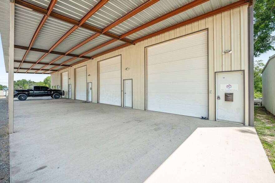 More Photos Of 1510 E Washington St, Stephenville Flex For Lease