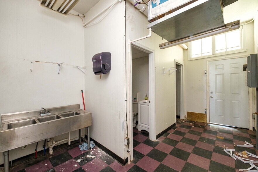 More Photos Of 30 S Main St, Harrisonburg General Retail For Sale