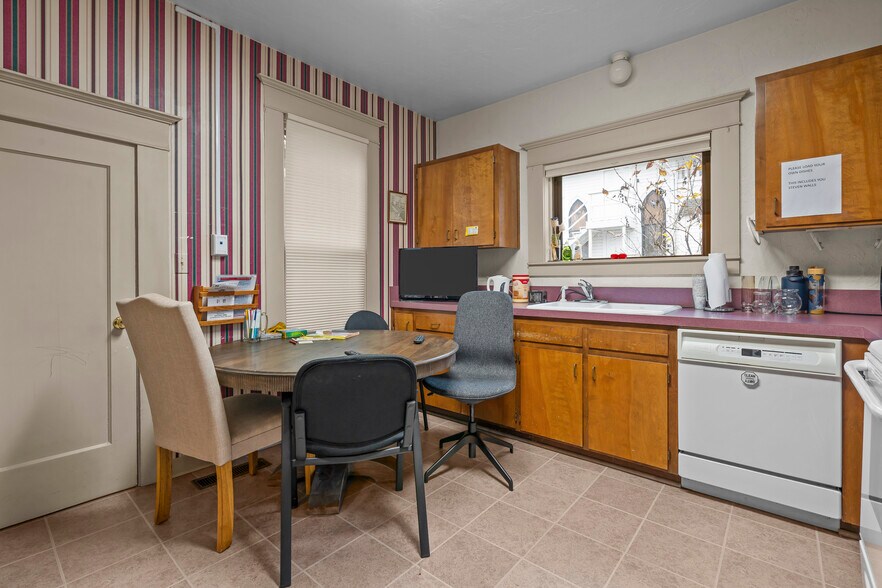 More Photos Of 236 SW Mill St, Dallas Office For Sale