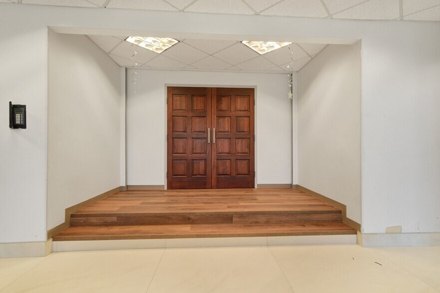 More Photos Of 9512 Sunbeam Center Dr, Jacksonville Office For Lease