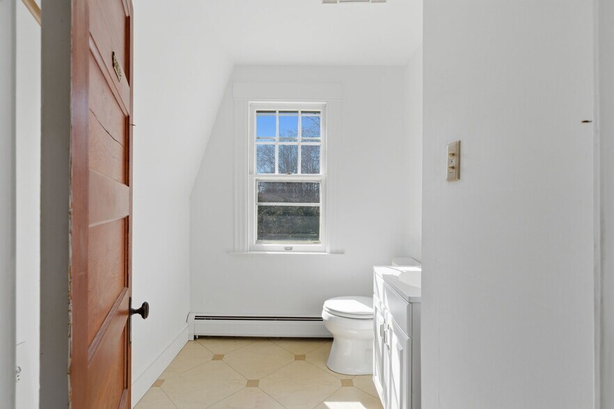 More Photos Of 194-196 New London Tpke, Glastonbury Office For Sale