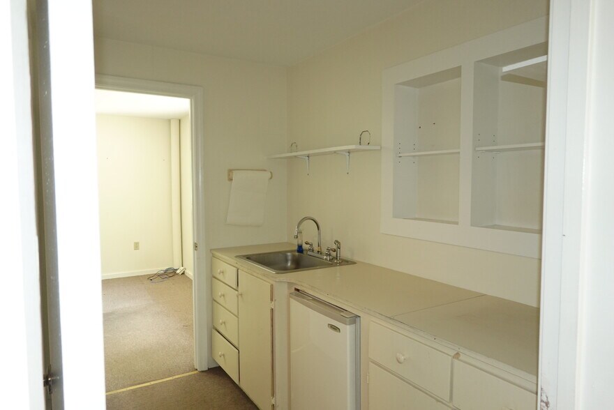More Photos Of 1 Young Ln, Newmarket Flex For Sale