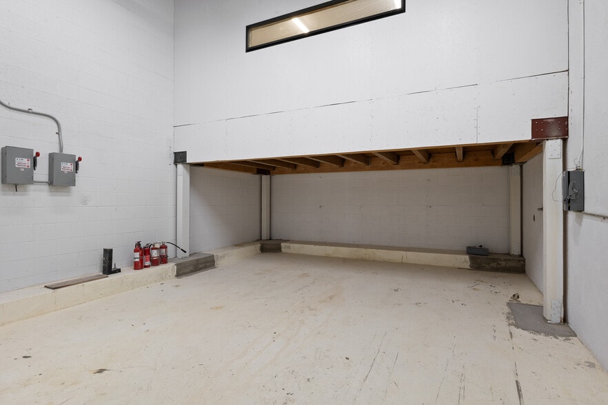 More Photos Of 18536 Oxnard St, Tarzana Warehouse For Sale